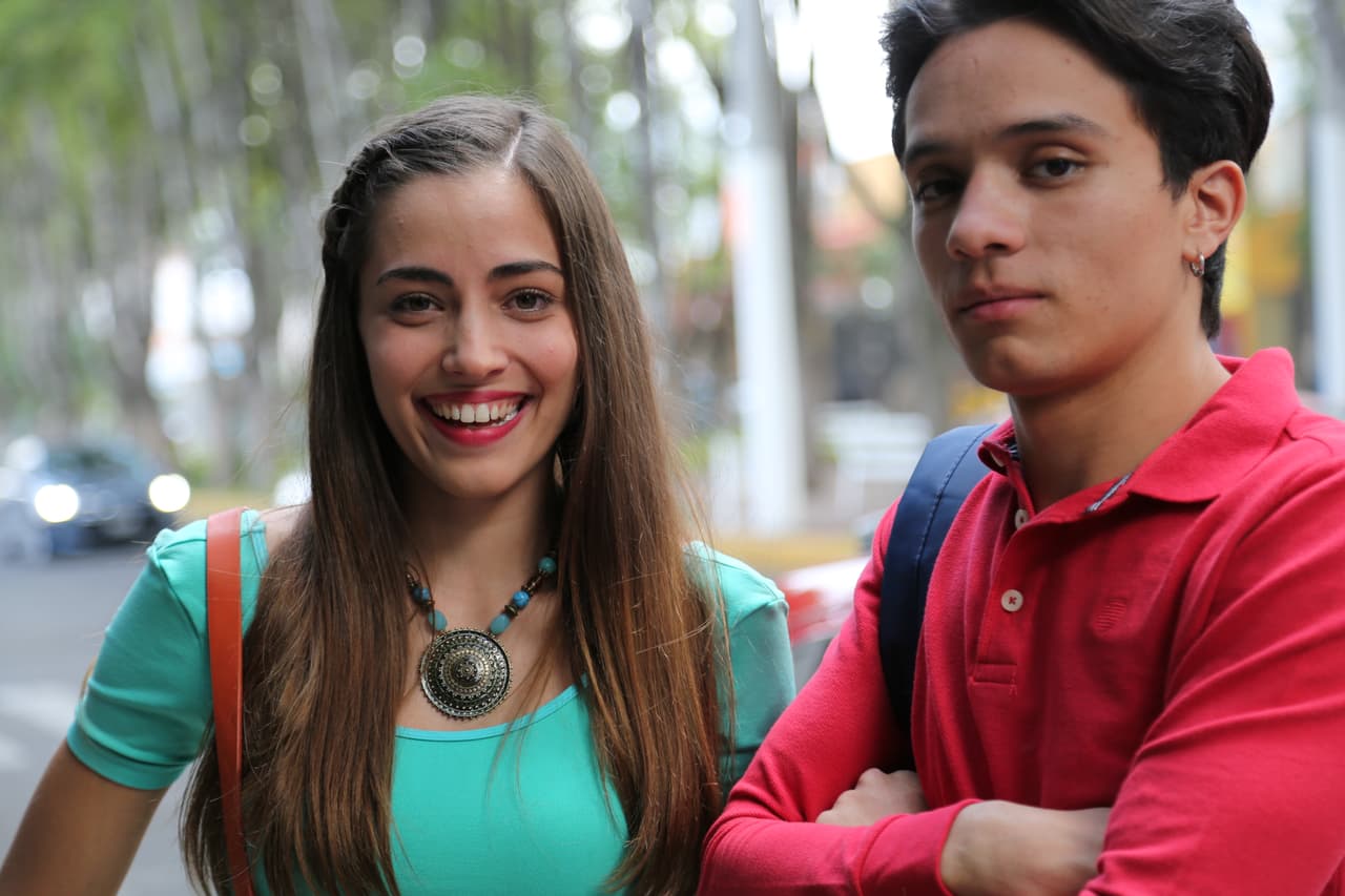 José quiere impresionar a una chica y decide ganar dinero fácil.
