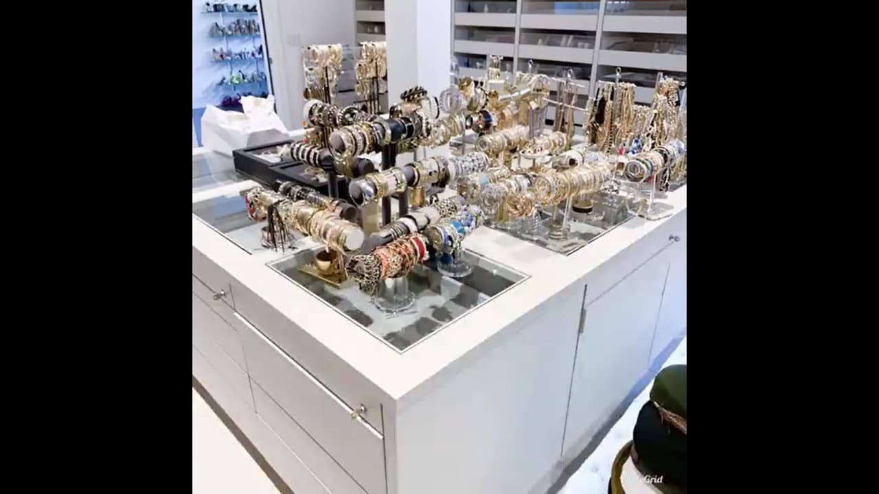 Tiene varios estantes, cajones y una isla para los accesorios de la artista, que van desde collares, anillos, aretes y pulseras.
