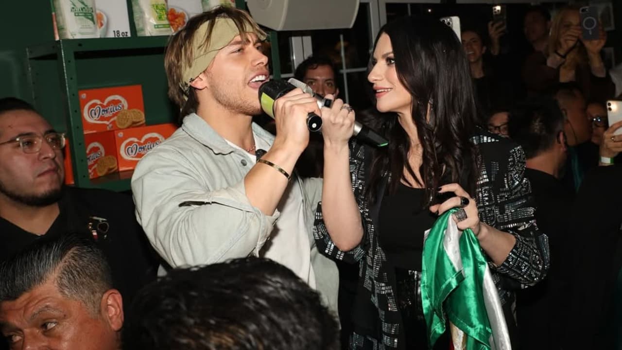 Aldo De Nigris sorprende al compartir escenario con Laura Pausini e interpretar uno de sus grandes éxitos