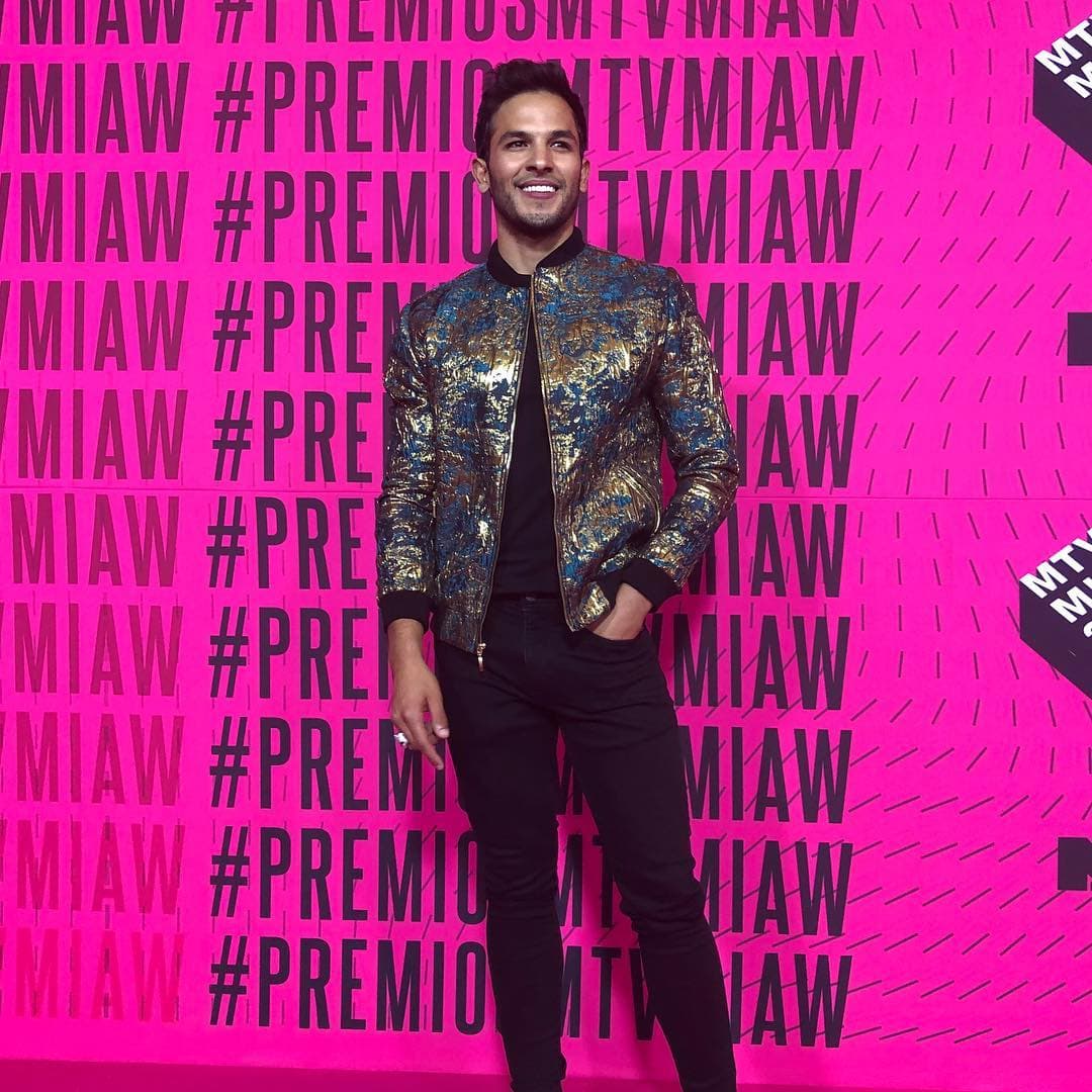 Otro galanazo de Like que estuvo en la alfombra roja de los MTV Miaw fue Óscar Cano.