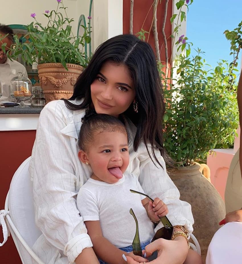 Kylie Jenner se alejó de las redes sociales durante su embarazo, anunciando en Instagram que la pequeña Stormi Webster nació el 1 de febrero de 2018. “Nunca había sentido tanto amor y felicidad como este”, comentó en aquella época en su red social.
