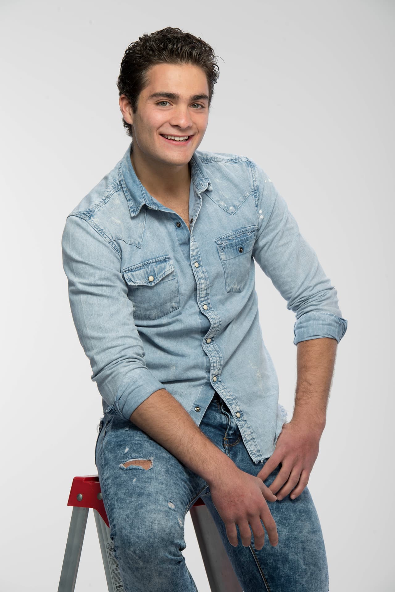 Carlos de Miguel: el guapísimo actor hará su debut en la pantalla chica vía "Like la Leyenda". Disfruta de cocinar y de hacer fitness. Todo un talento a seguir.