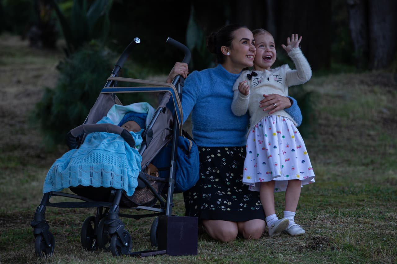 'Dafne' por fin decidió despedirse de 'Néstor' y junto a sus dos queridos hijos esparció sus cenizas en el campo. "Adiós papito", exclamó la tierna 'Clarita'.