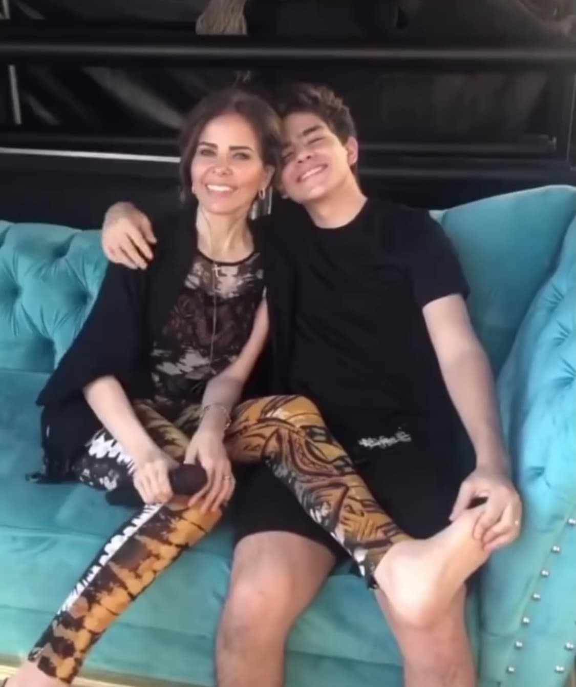 Es también en la cuenta de Trevi que se ha constatado la estrecha relación que existe entre ella y su primogénito, quien la convirtió en madre cuando tenía 33 años.
