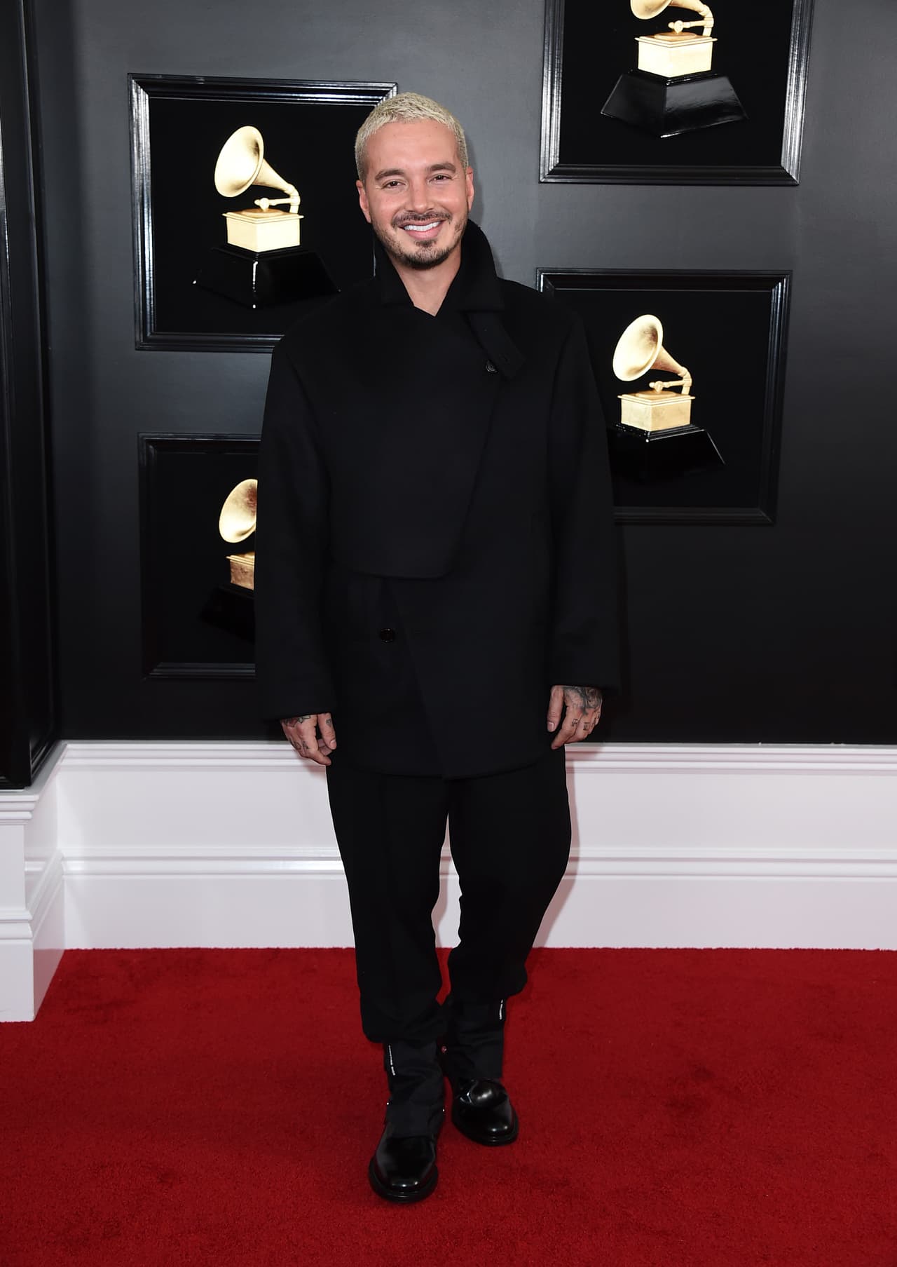 J Balvin dejó atrás su lado más extravagante y optó por portar un abrigo y pantalón negro