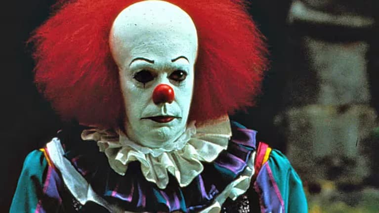 Tim Curry interpretó a Pennywise en la miniserie de 1990