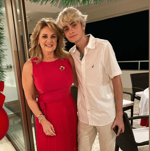 Hijo de Erika Buenfil protagoniza apasionado beso junto a su novia por primera vez