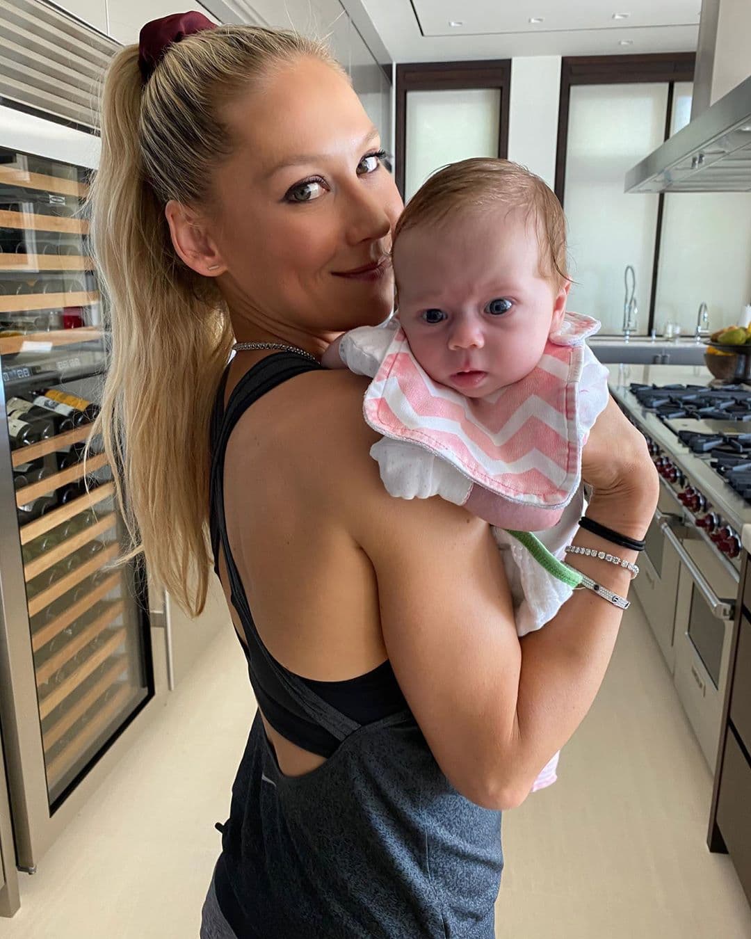 Anna Kournikova compartió una fotografía en la que aparece con su hija Mary, quien se llevó varios comentarios de sus fans y aseguraron que el parecido en los ojos es sorprendente. “Dulce y adorable”, “No parece que haya parido”, dijeron en Instagram.