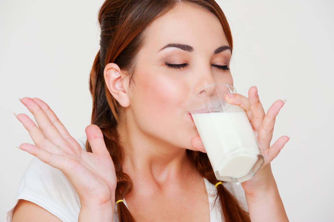 Leche. Un grupo de investigadores de la Universidad de Ohio, Estados Unidos, descubrió que un vaso de leche entera durante la cena con un poco de ajo evitará el mal aliento.