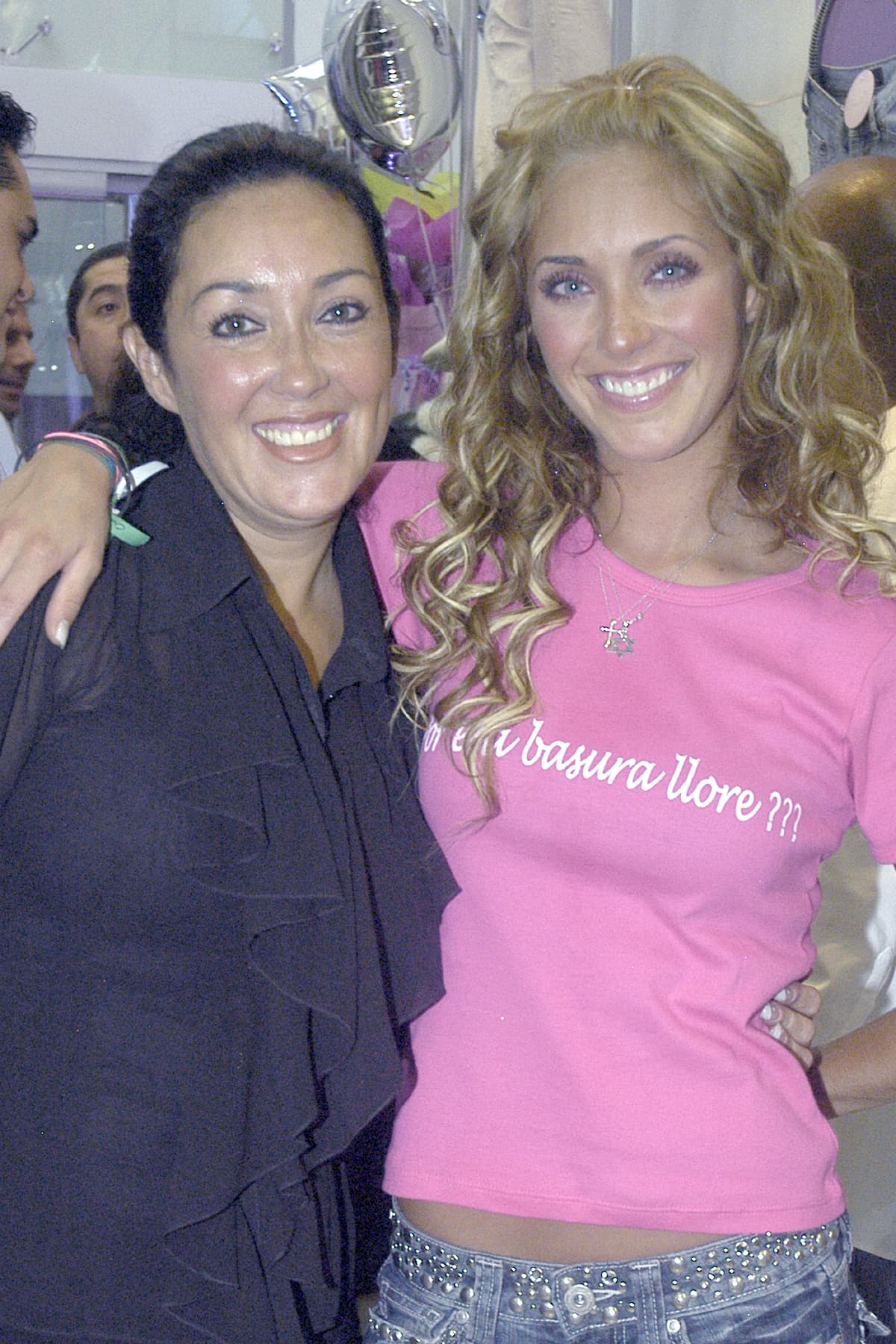 Anahí ha posado junto a su mamá en repetidas ocasiones y es tanto el parecido físico, que en lugar de madre e hija, parecen hermanas gemelas.