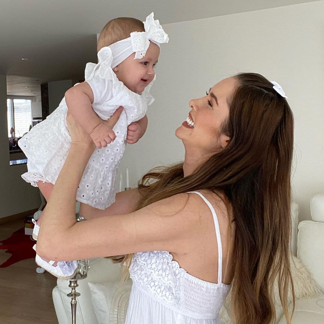 El 12 de octubre de 2019, Marlene Favela dio la bienvenida a su primera hija, Bella, quien desde que llegó a su vida no ha parado de presumirla en redes sociales, donde ha causado gran revuelo la extensa colección de accesorios para la cabeza que la peña presume en su propia página de Instagram.