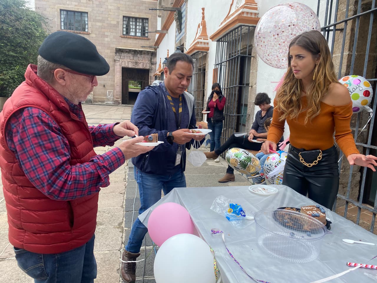 Durante la partida del pastel, Michelle estuvo conversando con sus compañeros de telenovela, entre ellos el productor Nacho Sada.