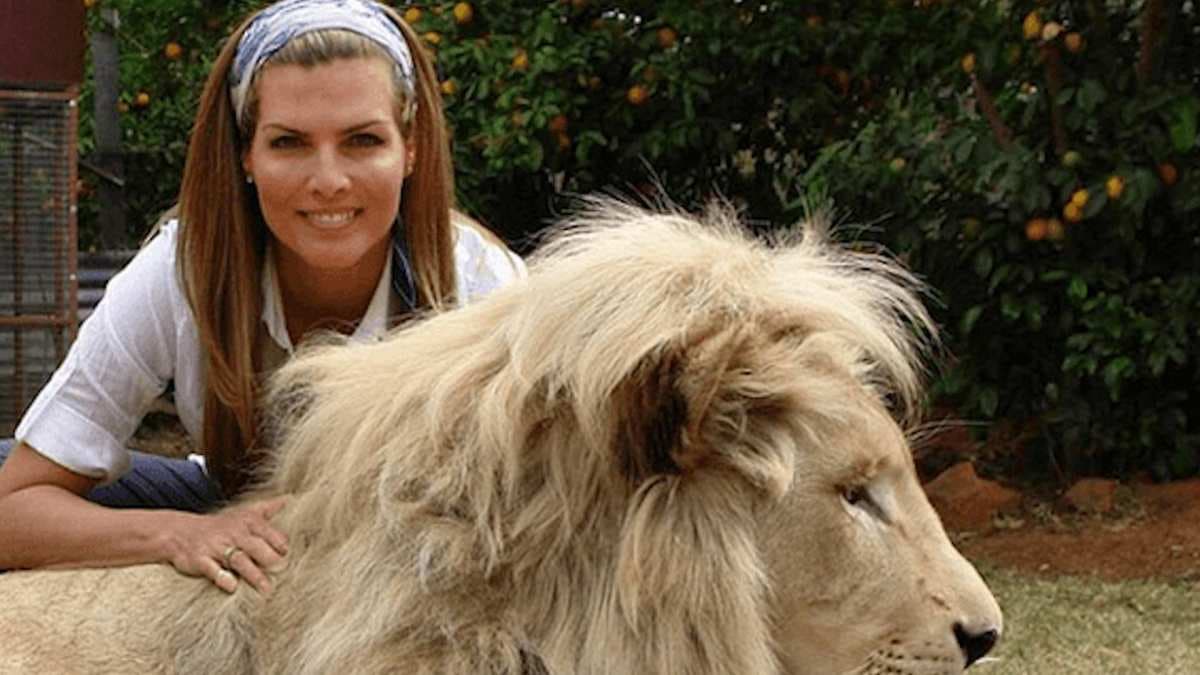 Montserrat Oliver revive el momento en que una leona se come parte de su dedo