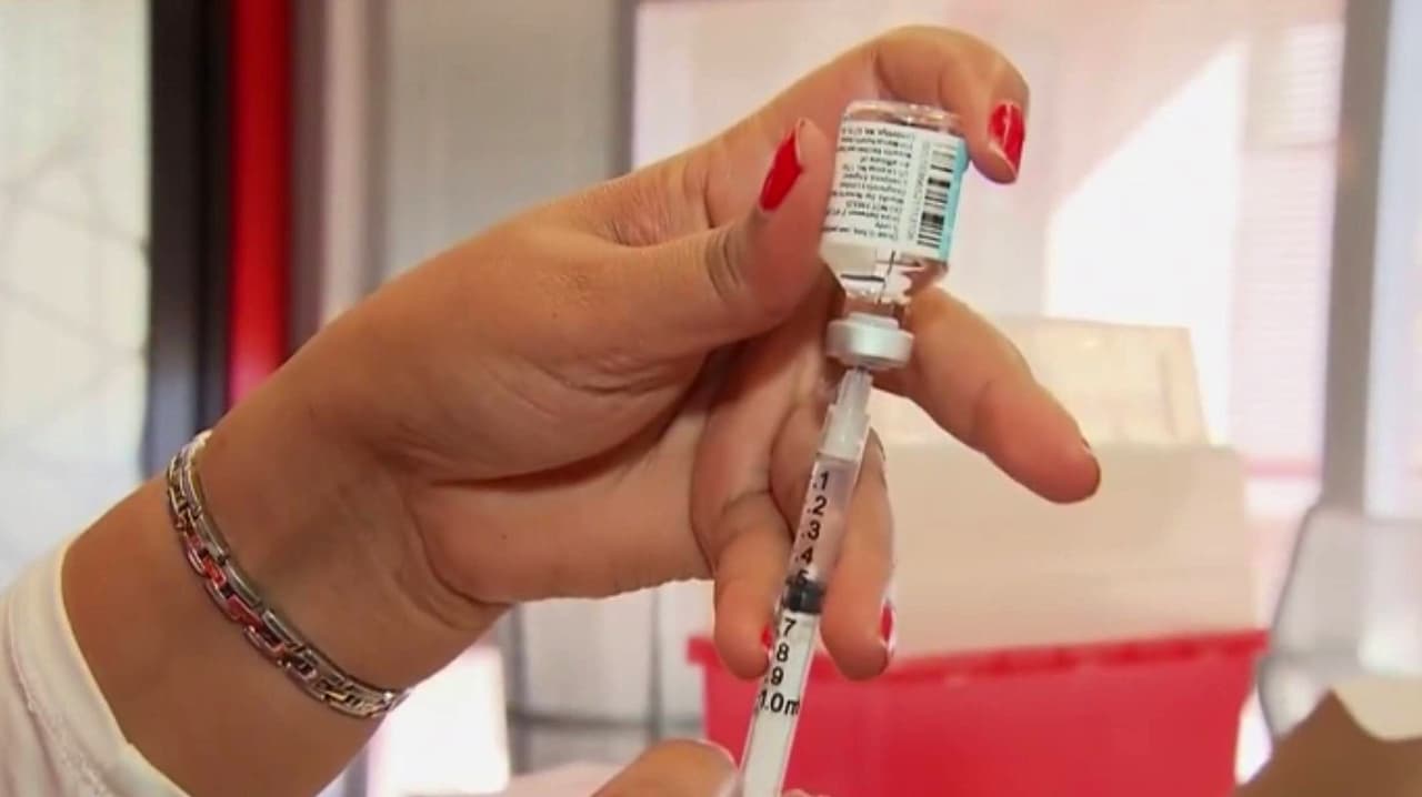 ¿La vacuna del COVID-19 sirve para la variante Cigarra? Especialista explica detalles y síntomas