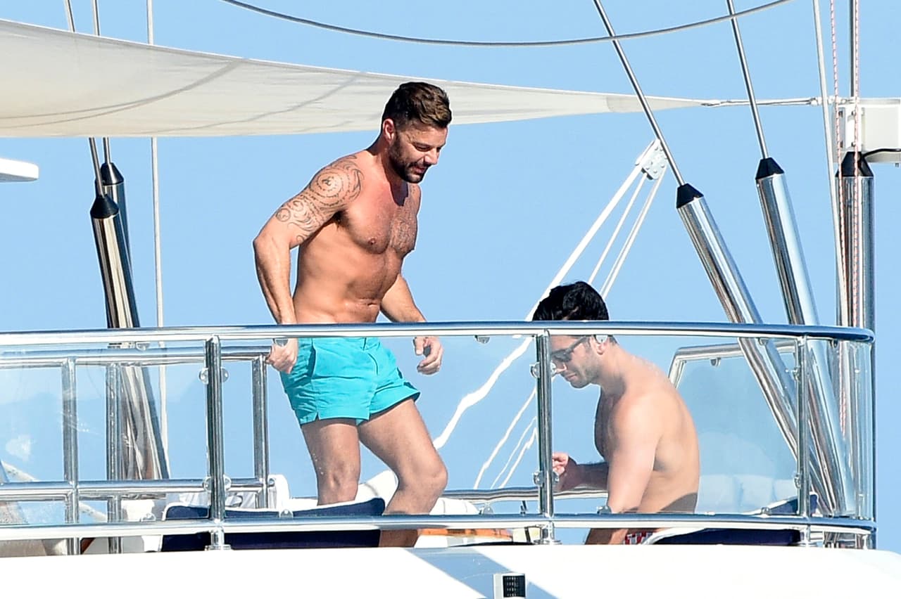 Así fueron captados por los paparazzis durante un día de descanso en un yate en Sardinia.