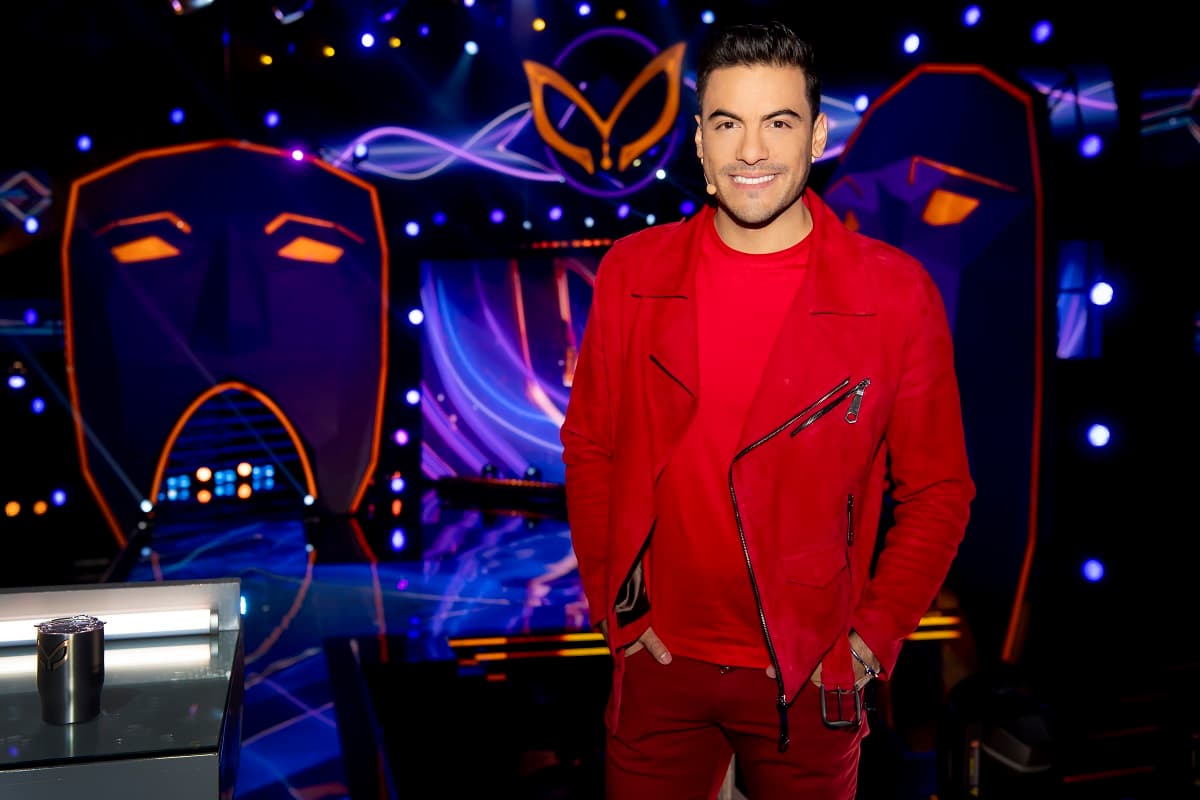 Carlos Rivera derrocha estilo de color rojo en el segundo capítulo de ¿Quién es la Máscara? 2021