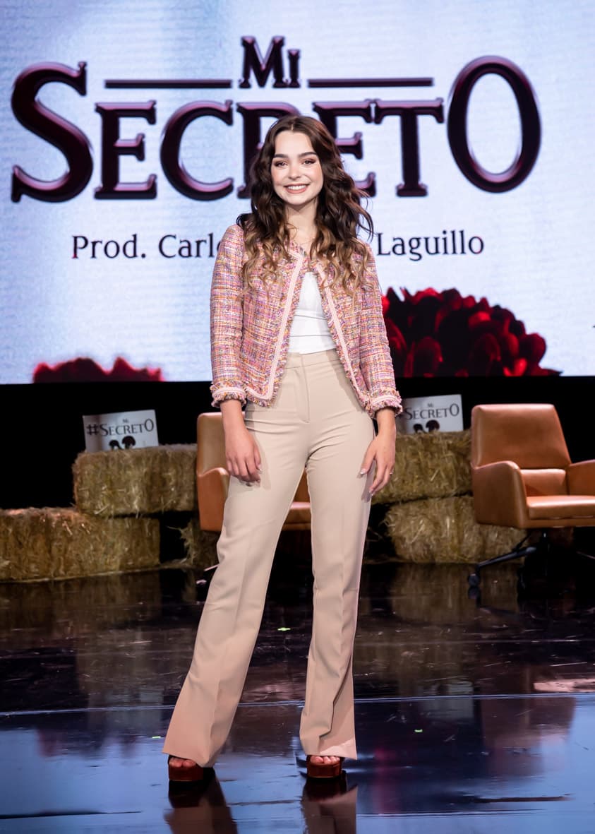 Macarena García está de regreso en Televisa en este nuevo melodrama donde encarnará a 'Valeria'. En conferencia de prensa, la actriz recordó cuando Carlos Moreno le dio su primera oportunidad en 'Amor Bravío'.