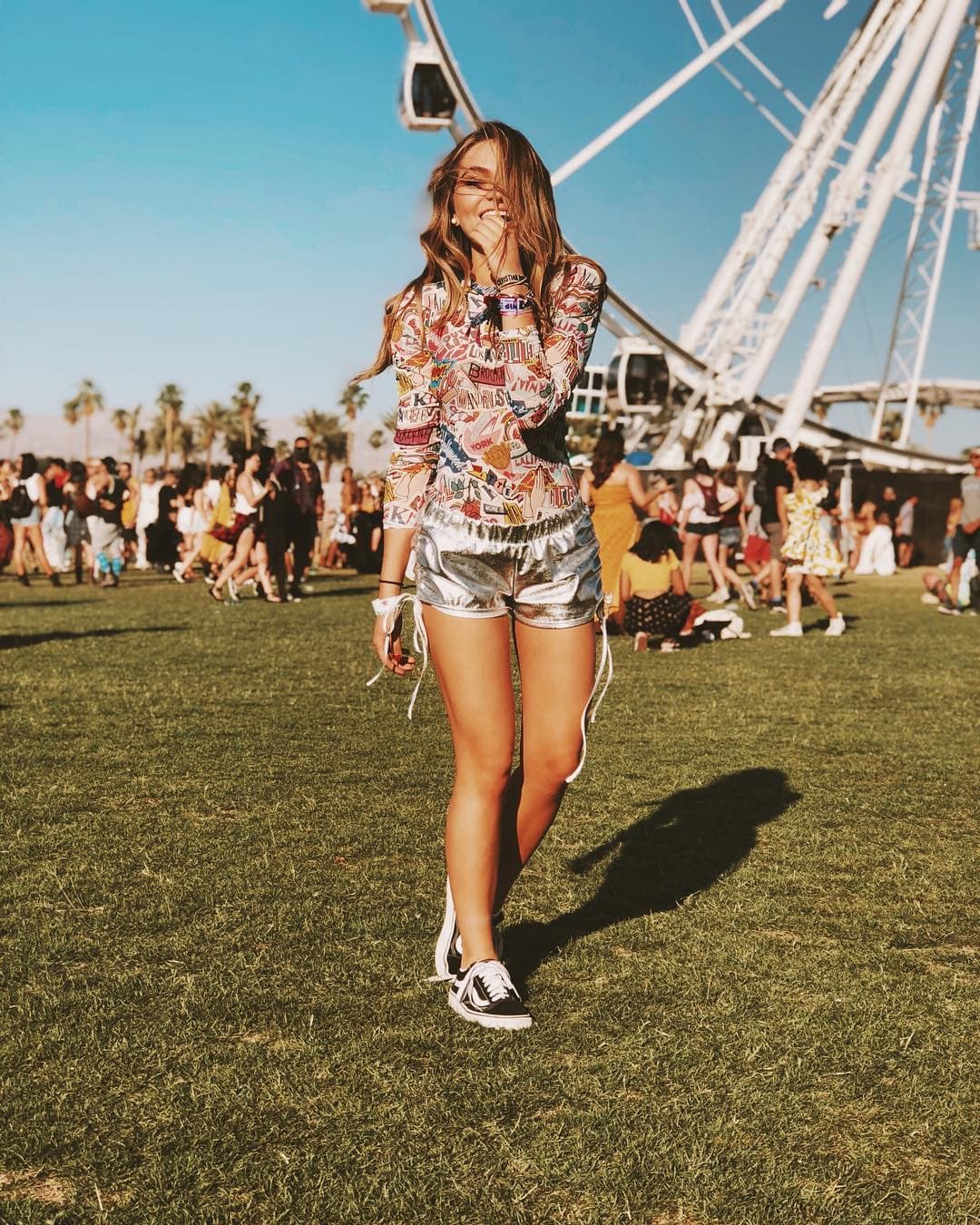 La actriz acudió al festival de Coachella en abril de 2018, compartiendo en redes sociales algunos de sus looks que aplaudieron sus seguidores. En el segundo día del evento, Sofía optó por un looks futurista, y a la vez retro, con un short plateado, una blusa con estampado hippie, además de tenis estilo urbano.