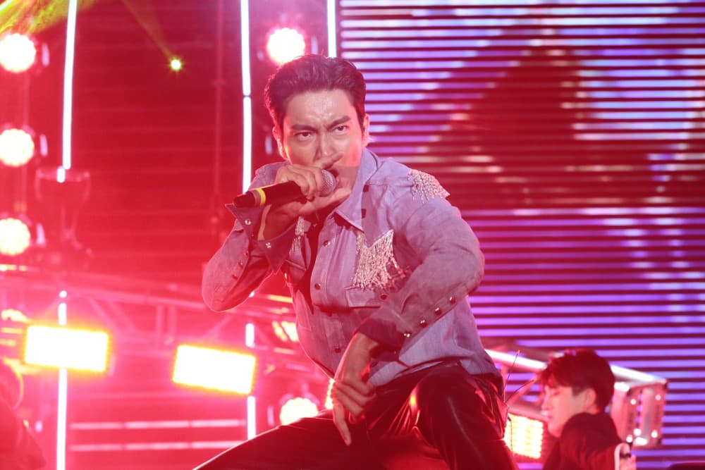 Es una banda súper famosa y galardonada en su país natal y ahora llevan su kpop a todo el mundo.
