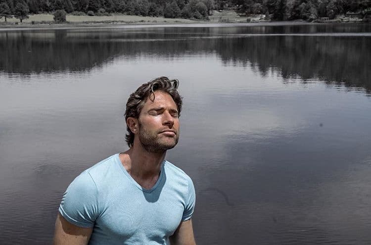 El actor confesó que, gracias a su acercamiento con las artes marciales, pudo incluirlas en su vida cotidiana. “Es algo maravilloso, también ayuda a la vida misma, yo creo que la gente debe de tener contacto con algún arte marcial y la recomiendo porque es una filosofía de vida, en la que la energía fluye, nunca hay que contraponer la voluntad, sino el objetivo final”.