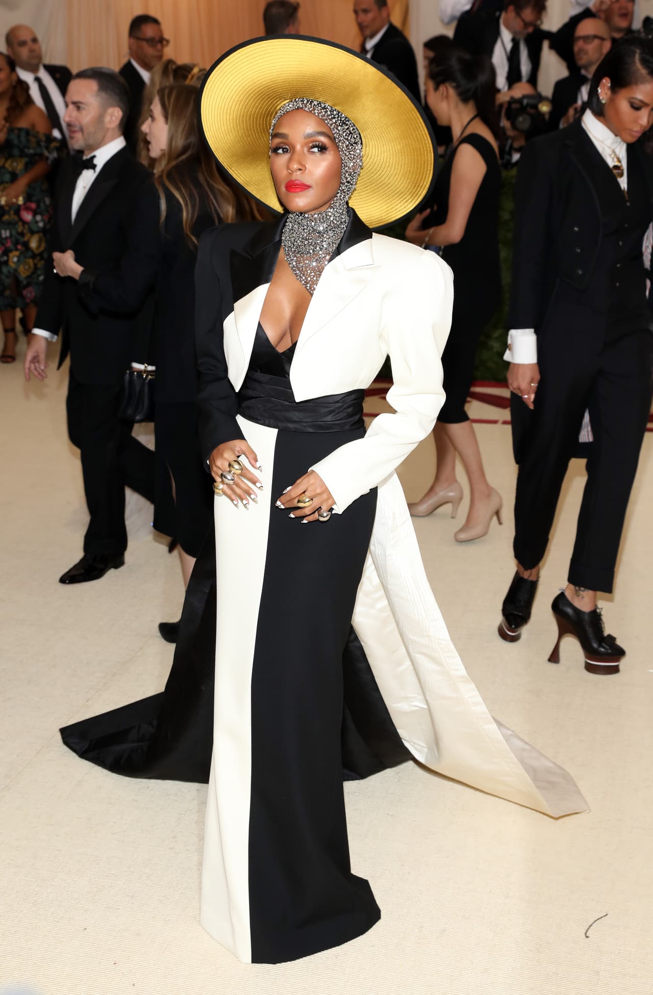 ¿Qué te parece este atuendo de Janelle Monae?