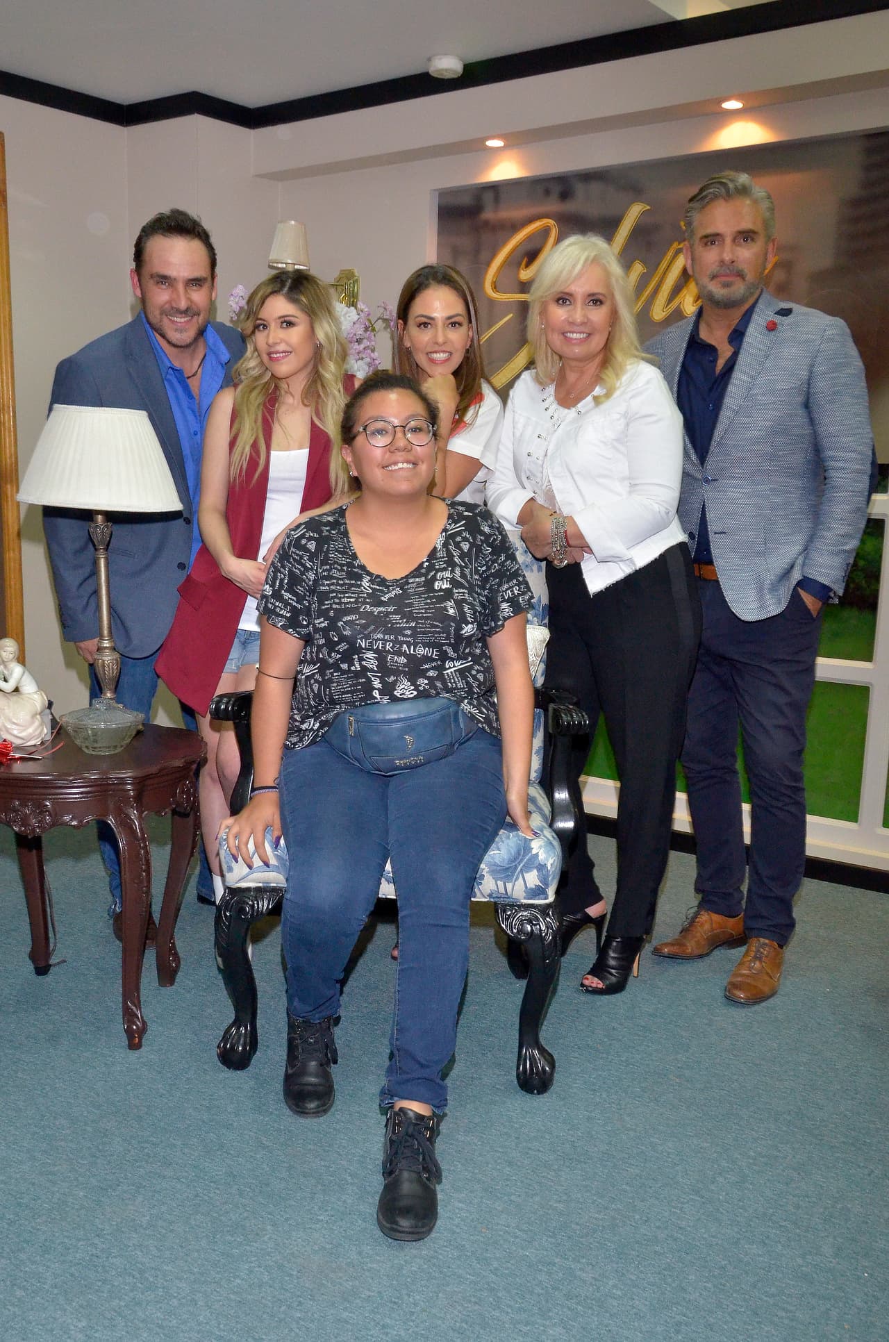 Carla Estrada, Nicole Vale, Adriana Nieto, Alberto Casanova y Harry Geithner inauguraron el set y convivieron con los asistentes a la presentación de Silvia Pinal frente a ti.