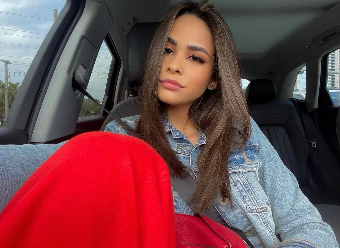 En dicha página también se reporta que Valeria, quien además es modelo, tiene 21 años y vive en Miami, Florida.
