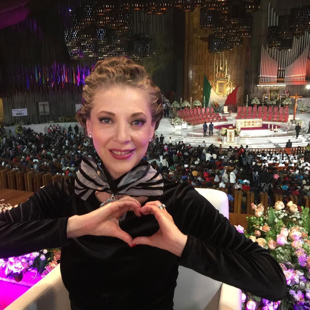 Edith González falleció a los 54 años, víctima de cáncer de ovario. Durante este proceso, la actriz compartió emotivos mensajes en Instagram, contagiando su optimismo y felicidad a sus seguidores.