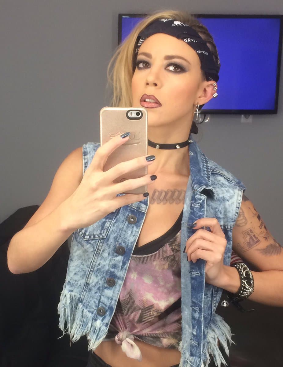 Aunque los cambios solo habían sido de tonalidad de cabello, para su participación en ‘La Fan’ comenzó a transformarse drásticamente, ya que en dicha producción presumió tatuajes, perforaciones y un look de ‘chola’, para dar vida a ‘La Parka’.