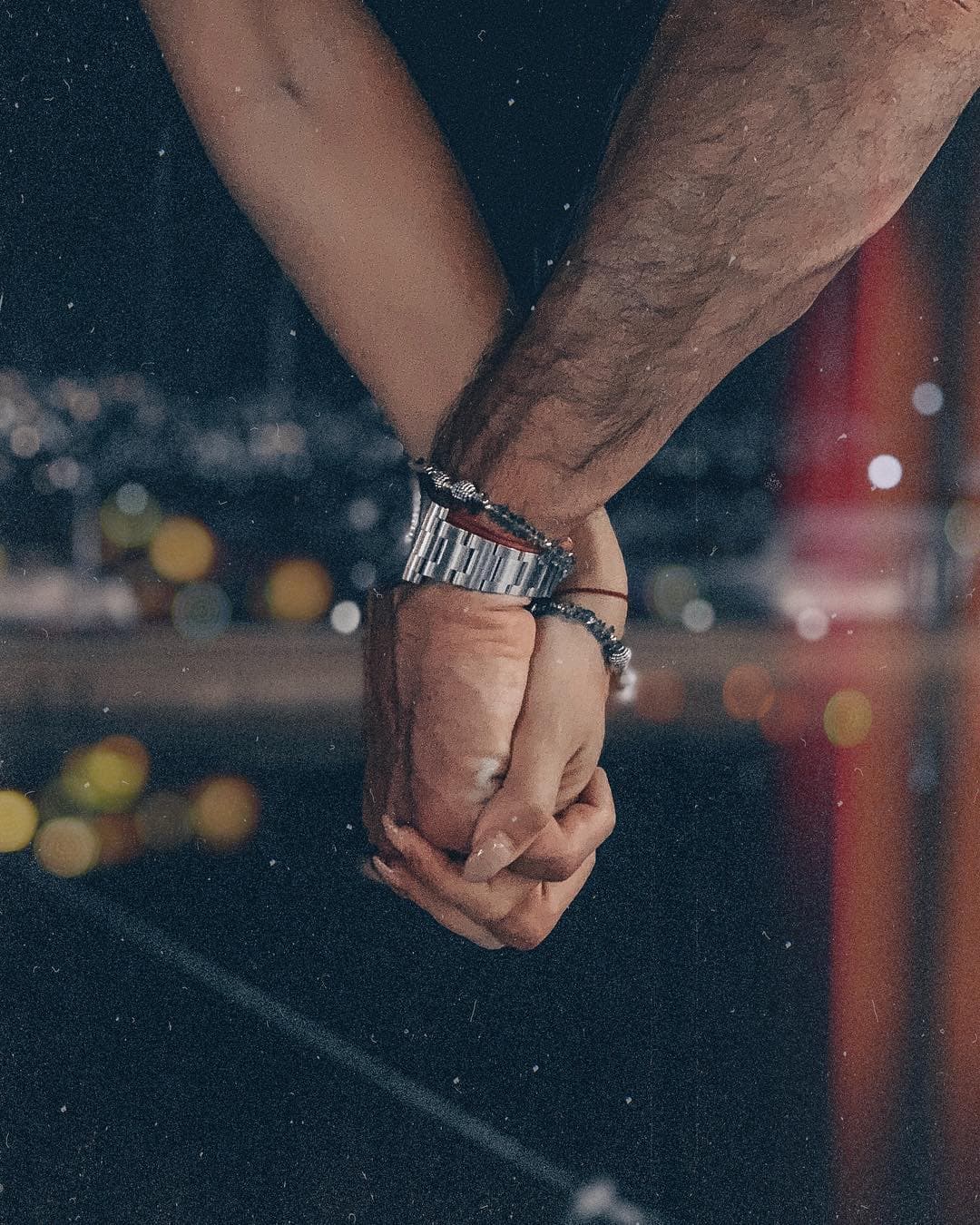 Casi un año después de la polémica separación entre Gabriel Soto y Geraldine Bazán, la pareja destapó su noviazgo, a principios de 2019, junto a una fotografía en la que ambos aparecen tomados de la mano.
