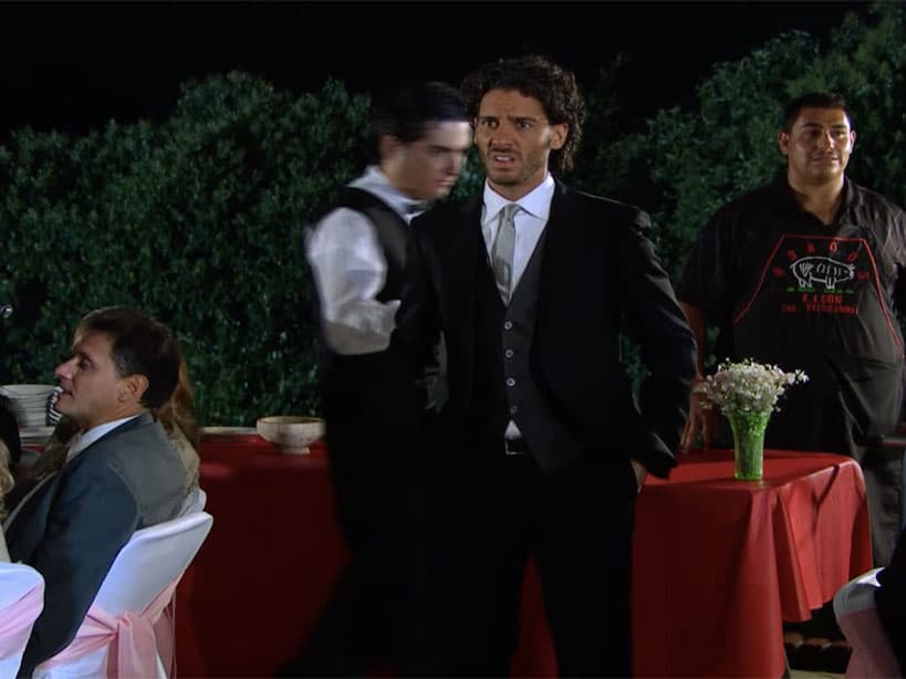 Otro de los favores encargados, fue invitar a los amigos de Alma para presenciar la majestuosa noche de compromiso. Pero a la fiesta asiste un coro de plebes como los llama Rogelio. ¡Creemos que la lista de invitados excedió el número de lugares!