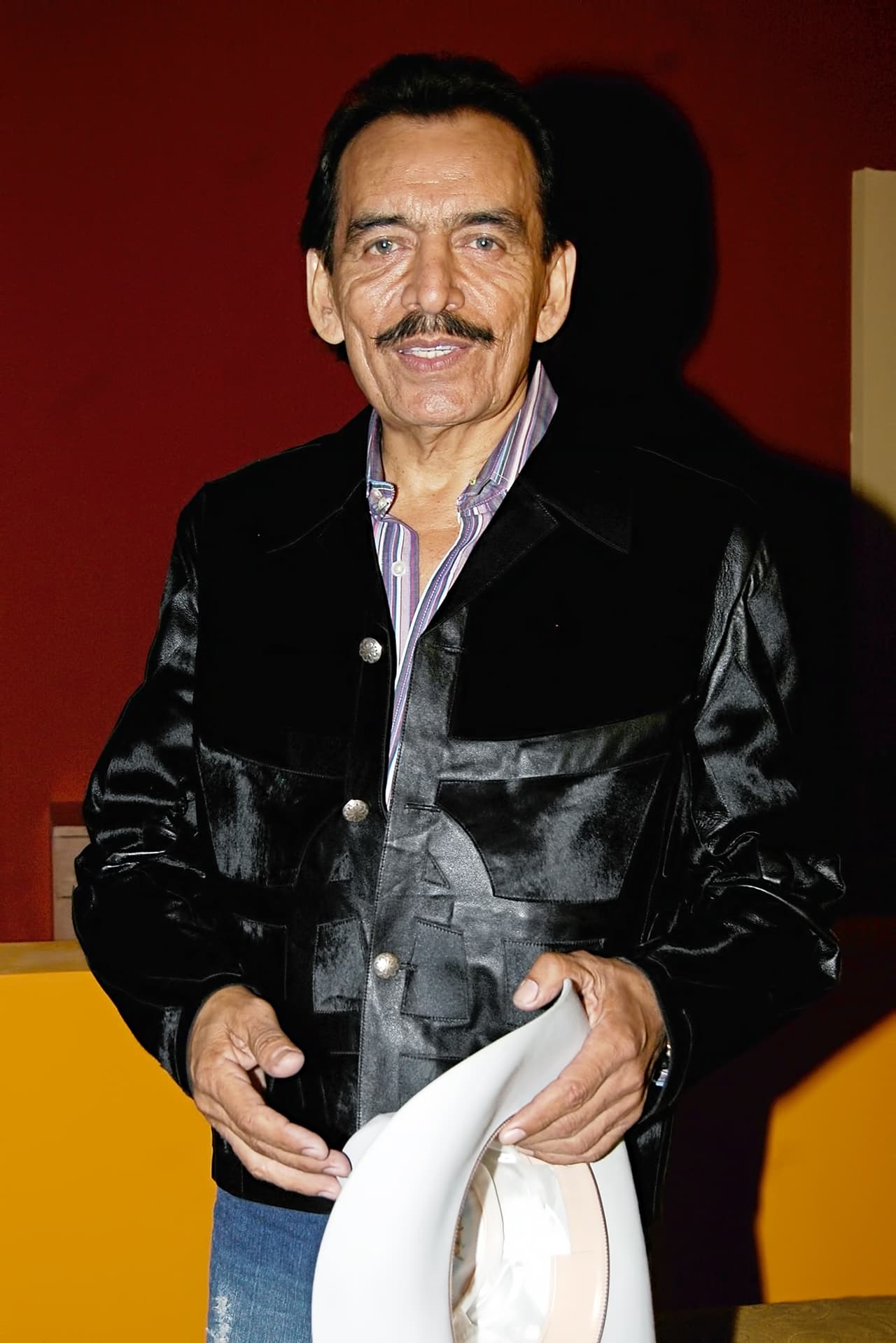 El cantante Joan Sebastian murió el 13 de julio de 2015 a los 64 años. Medios nacionales detallaron que su deceso se registró a las 19:15 horas en su rancho de Teacalco, Guerrero. De acuerdo con Vicente Fernández el compositor falleció de un infarto. “José Manuel me dijo: ‘tío, a las 7:00 le pegó un dolor y luego le vino un infarto’, dije entre mí: ‘al final no sufrió tanto’”, declaró en entrevista con Javier Poza para Radio Fórmula.