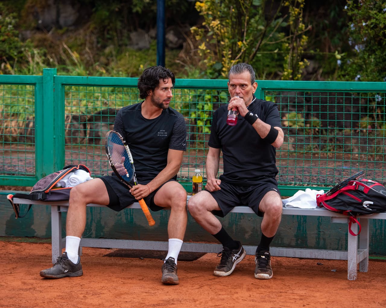 Santiago (Diego Klein) y Don Alberto (Guillermo García Cantú) hidrántandose antes de saber lo que les esperaba.