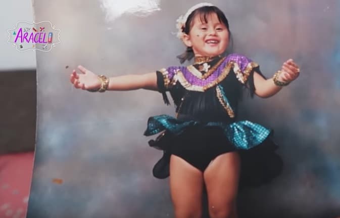 Desde muy pequeña, Araceli mostró su gusto por los escenarios, por lo que realizaba coreografías para el grupo de su abuelo, en el que también su papá era músico.