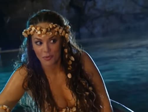 Tatiana va a la playa y fans la comparan con una sirena, como en Amy, la Niña de la Mochila Azul