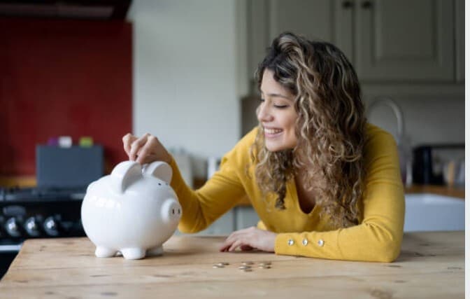 En medio de la pandemia por covid-19, los ahorros y las finanzas personales se han convertido en algunas de las preocupaciones más frecuentes. Así que para ayudarte a organizar tus cuentas, consultamos a la Maestra María Elvira Méndez, especialista de la Facultad de Negocios de la Universidad La Salle, para que nos compartiera consejos para blindar tus finanzas personales este 2021.