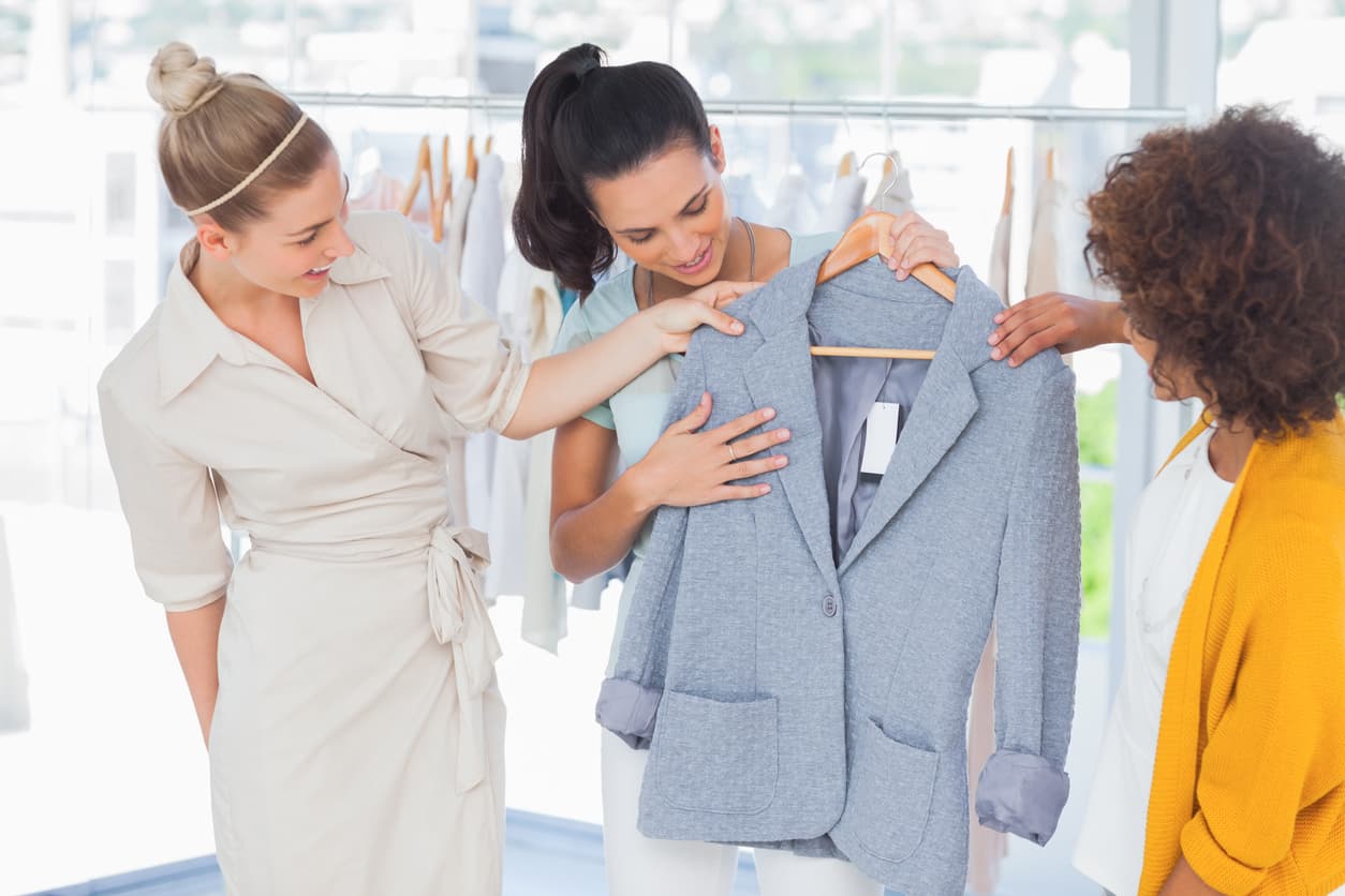 Un blazer gris, azul, beige o rojo siempre serán un clásico que no debe faltar en tu guardarropa. Lo puedes combinar con un vestido para verte formal o con unos jeans para lucir casual y a la moda.