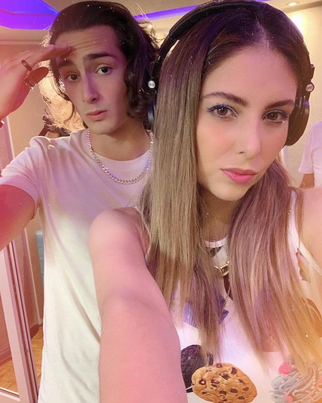 Por su parte, Gloria Aura usó sus redes sociales para compartir que ya grabó la canción ‘Coro de Amor’ con Emilio Osorio, el cual será el tema principal de la telenovela.