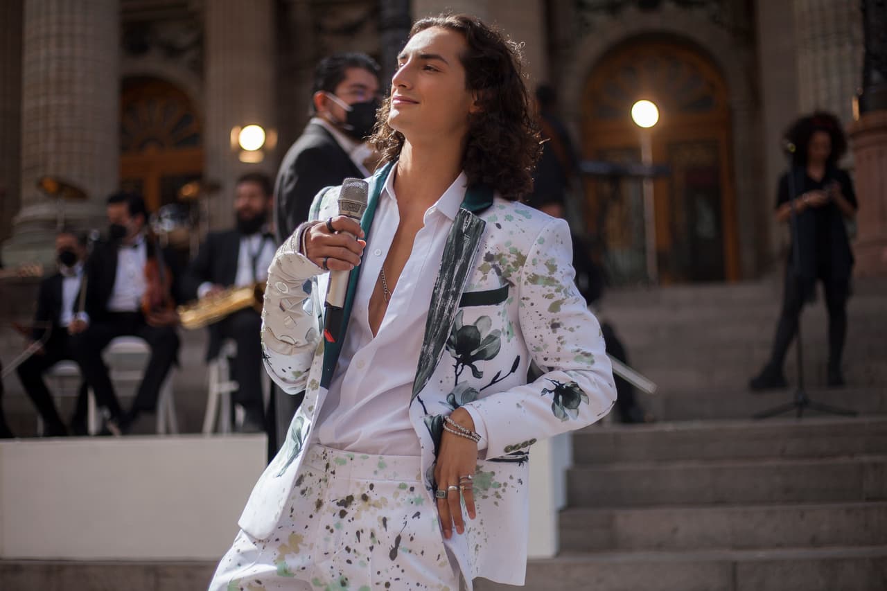 Uno de los momentos que más amó el público y los fans fue cuando 'Lalo' se topa en la calle con un reconocido cantante que, según dicen, se parece mucho a él.
