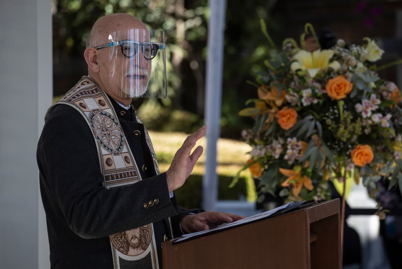 El padre José de Jesús brindó palabras de aliento a la producción y el elenco para tener el mejor arranque de grabaciones.