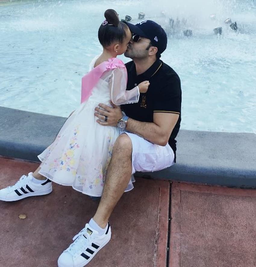 Luis Fonsi es otro de los famosos que también recibió comentarios negativos tras publicar una fotografía en la que besa en la boca a su hija Mikaela. “Con mi princesa hasta el fin del mundo”, escribió el cantante para acompañar la publicación que compartió en diciembre de 2015.