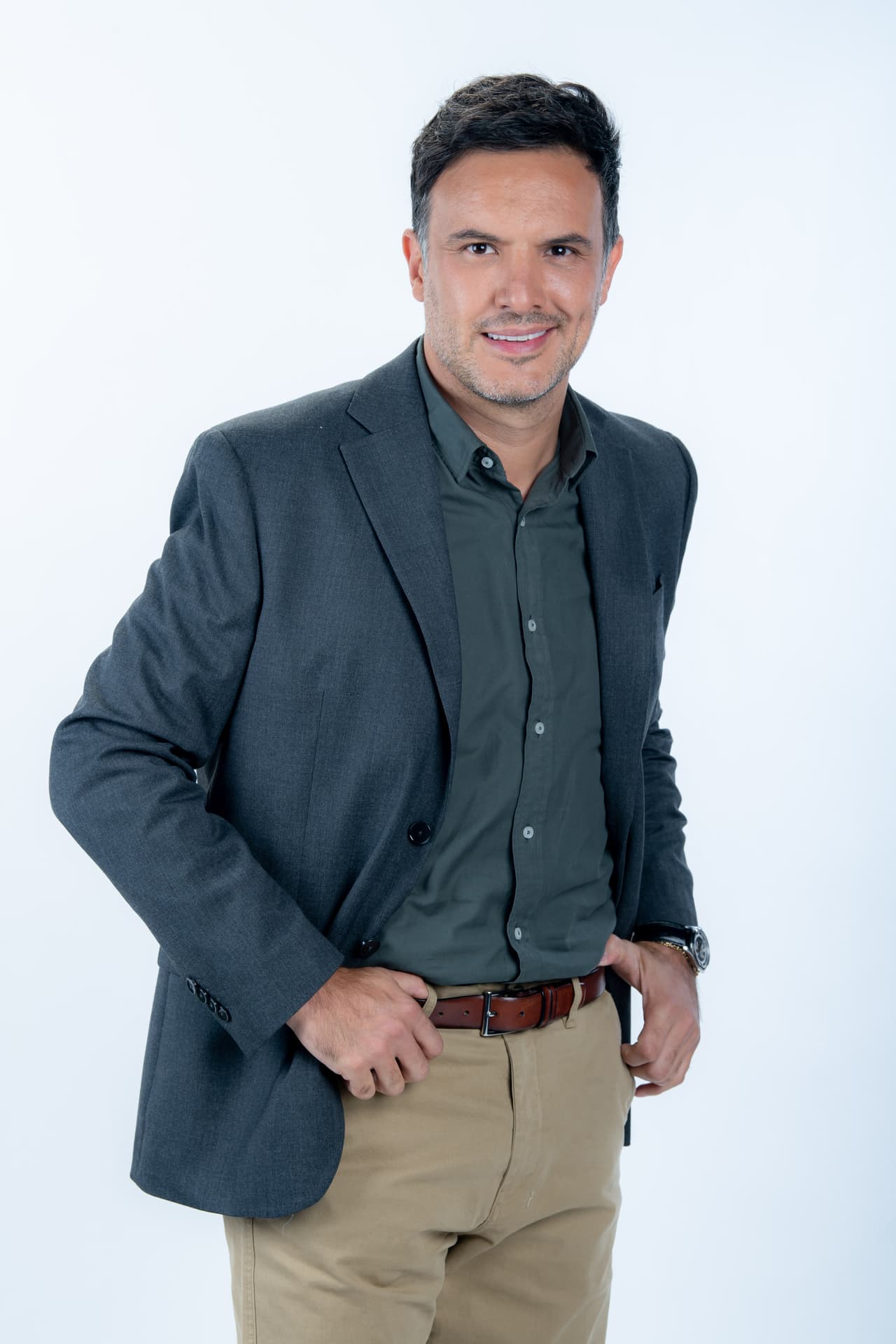 Alex de la Madrid es 'Julio', un ingeniero ambientalista, franco y leal que sabe escuchar a la gente. Joven idealista cuyo error es aceptar trabajar para un millonario misterioso.