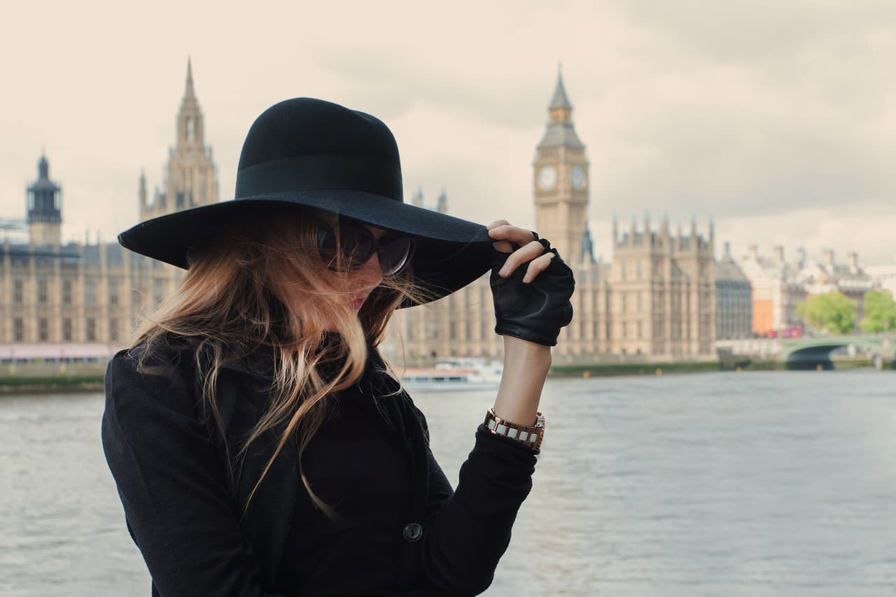 Capricornio. Tu mirada apremiante y poderosa refleja a una mujer inaccesible y llena de misterio. Tu secreto de belleza es tu elegancia y sofisticación.