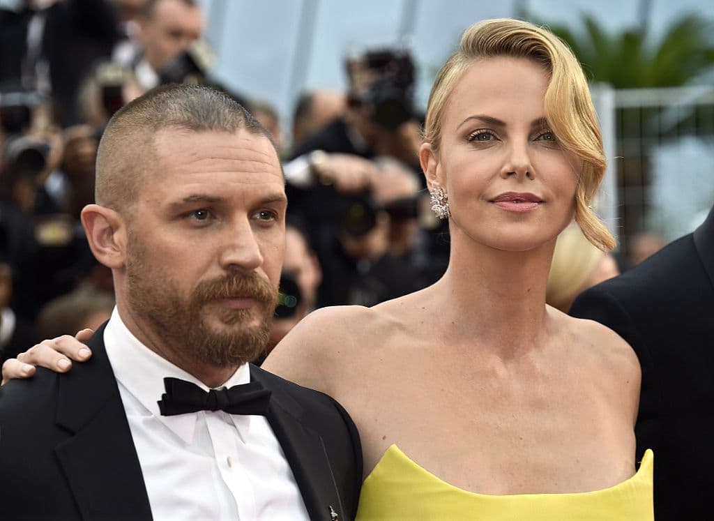 <b>Charlize Theron y Tom Hardy</b>
<br>Estas estrellas de Hollywood coincidieron en 'Mad Max: Fury Road' en el 2005, película en donde tuvieron los roles protagonistas.
<br>