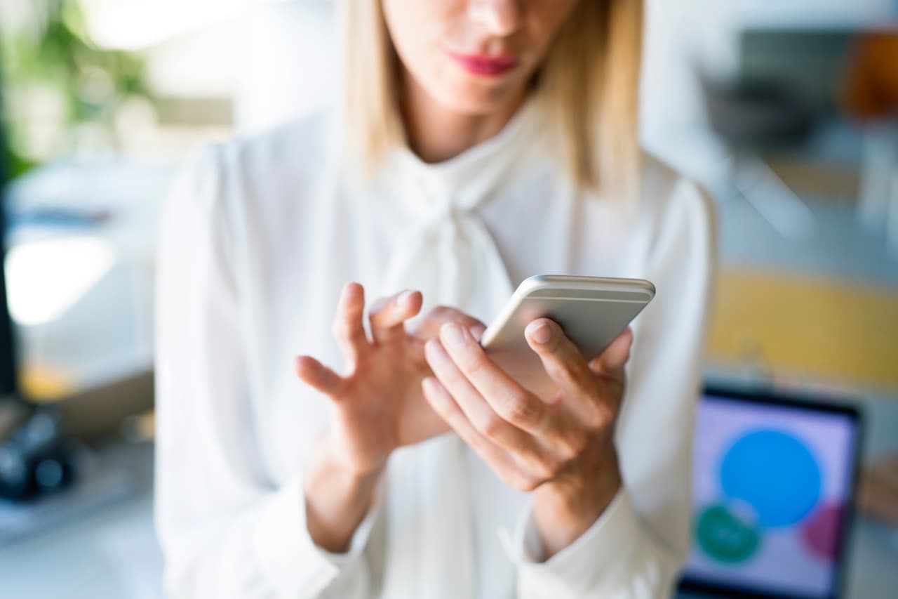 Usó el celular una semana sin parar y terminó con los dedos paralizados