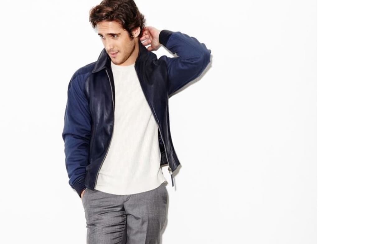 Diego Boneta calienta la playa con abdomen marcado