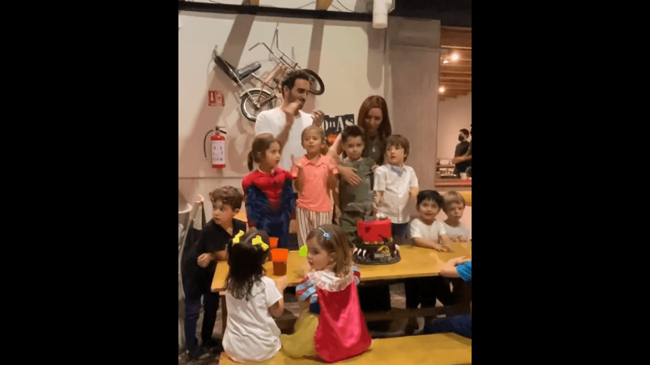 Dentro de los invitados estuvieron Gloria Sierra y sus hijas, Julio Camejo y sus pequeños; mientras que Michelle Renaud llegó con Marcelo.