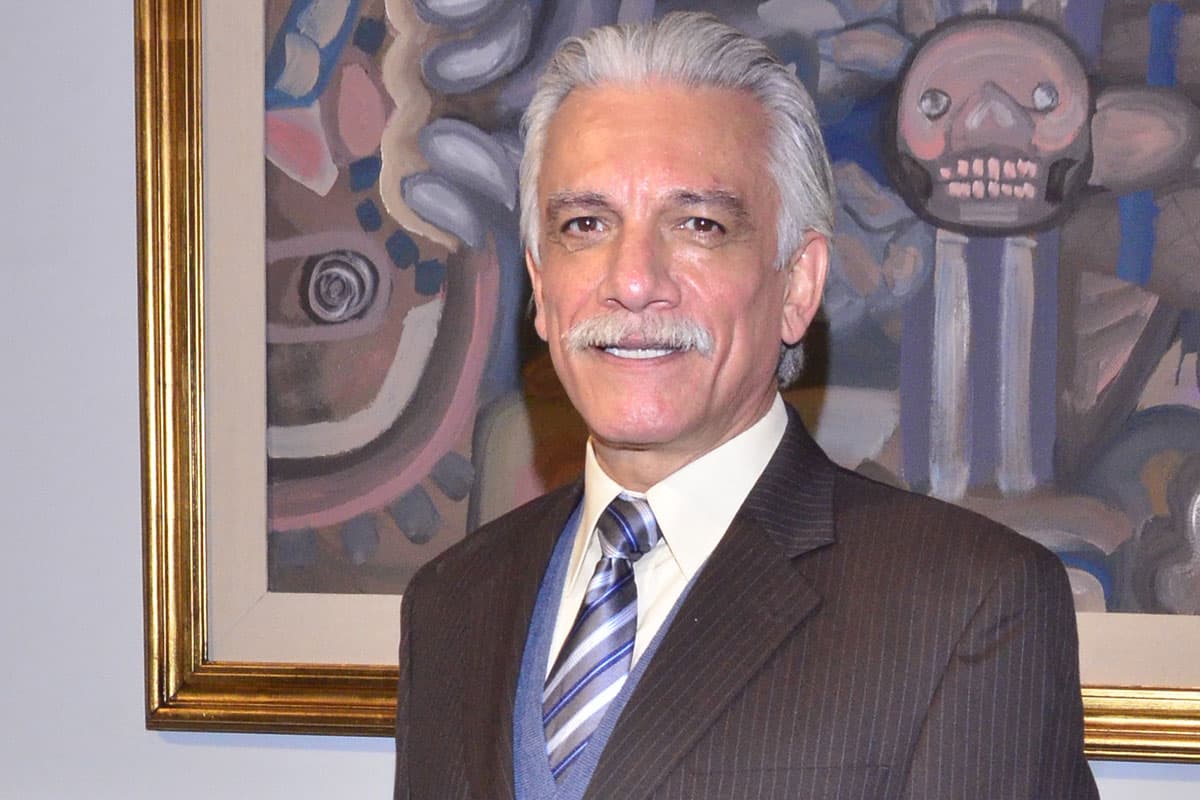 La mano derecha de “Paola” en la casa presidencial es “Manuel Hernández”, interpretado por Juan Carlos Barreto.