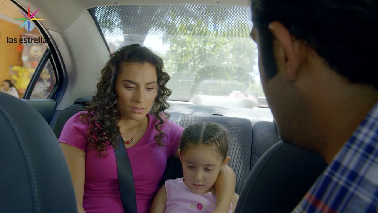 Muchos años y desengaños después, trabajando ya como taxista, Juan Carlos logra reconocer a su hija Alicia y a su nieta.