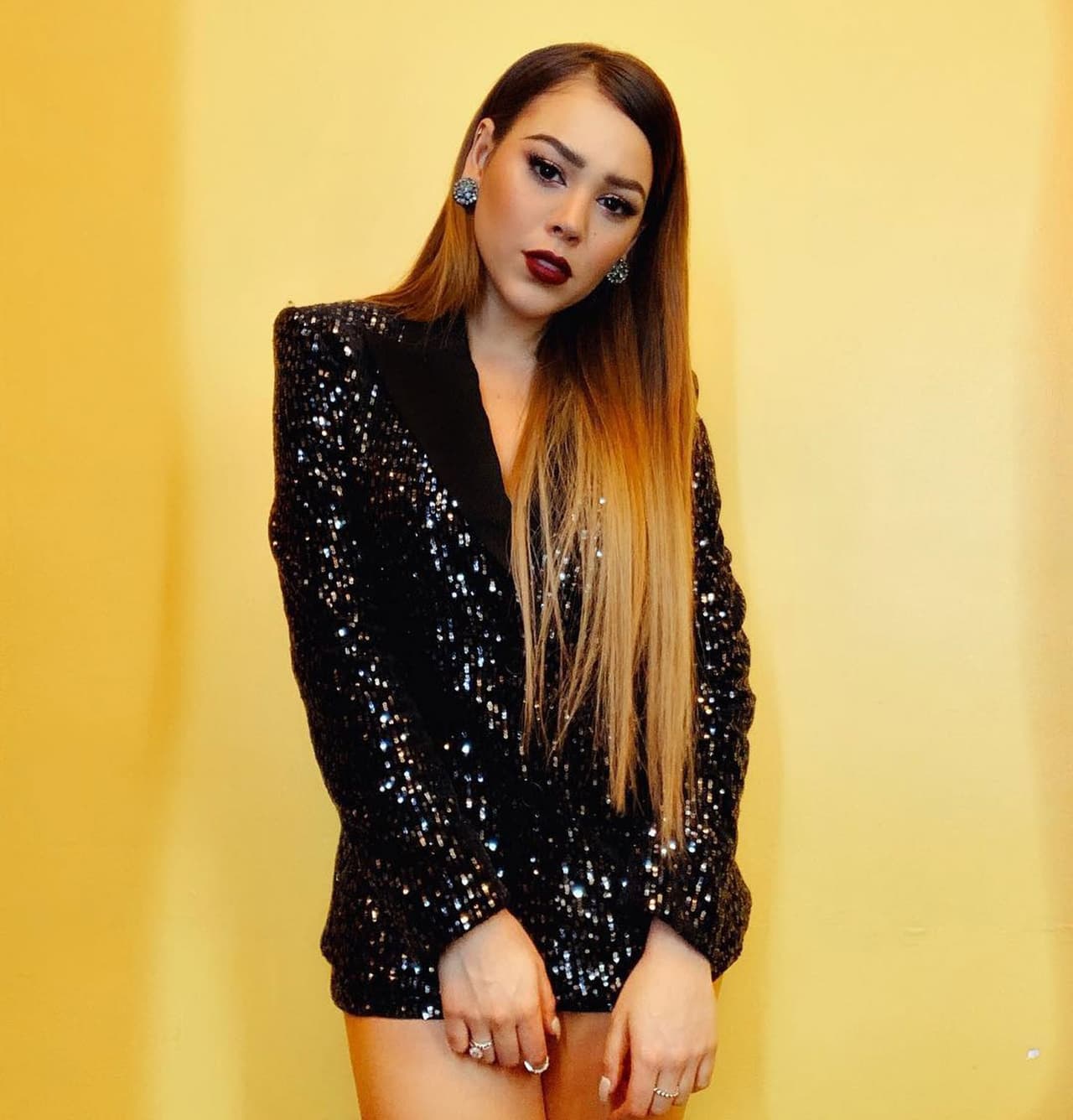 Danna Paola presume pronunciado escote en Las Vegas y la atacan en redes